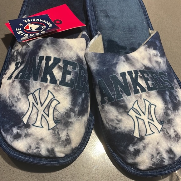 Women's Yankees Tie Dye House Slippers L (9-10) - Picture 3 of 5